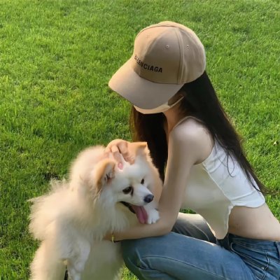 将蝴蝶藏于肩后